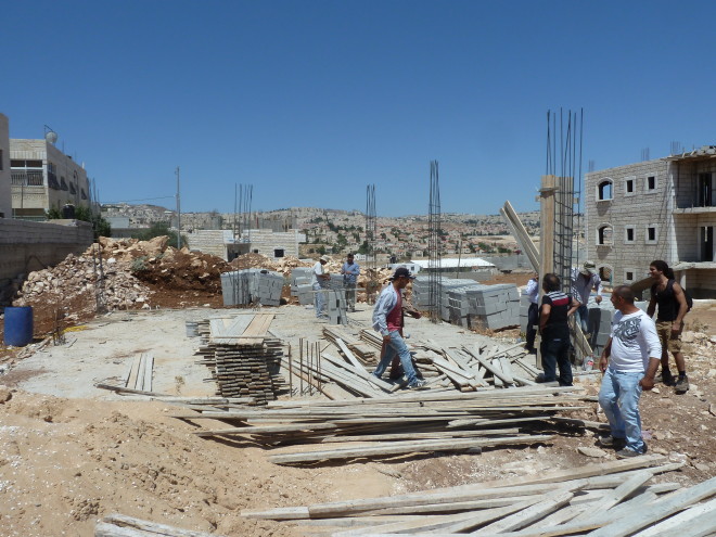 Der erste Tag: Nur das Fundament ist schon da, jetzt müssen 9 Säulen gegossen werden.