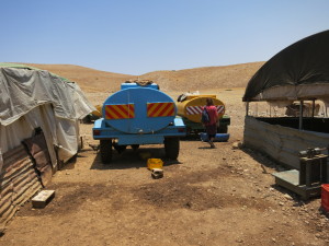 Wassertank einer Beduinenfamilie (hier in der Westbank), deren Dorf nicht an die Wassderversorgung angeschlossen ist.